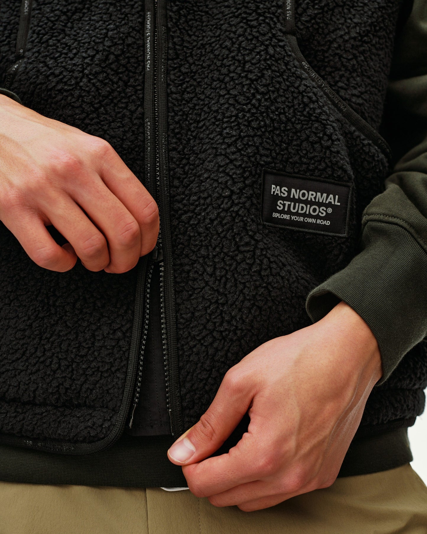 PAS NORMAL STUDIOS Off Race Pile Fleece Chaleco de ciclisme - Negre