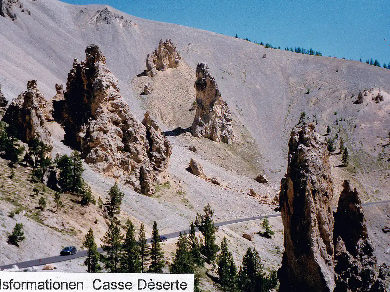 The road through the rock towers of the Casse Déserte