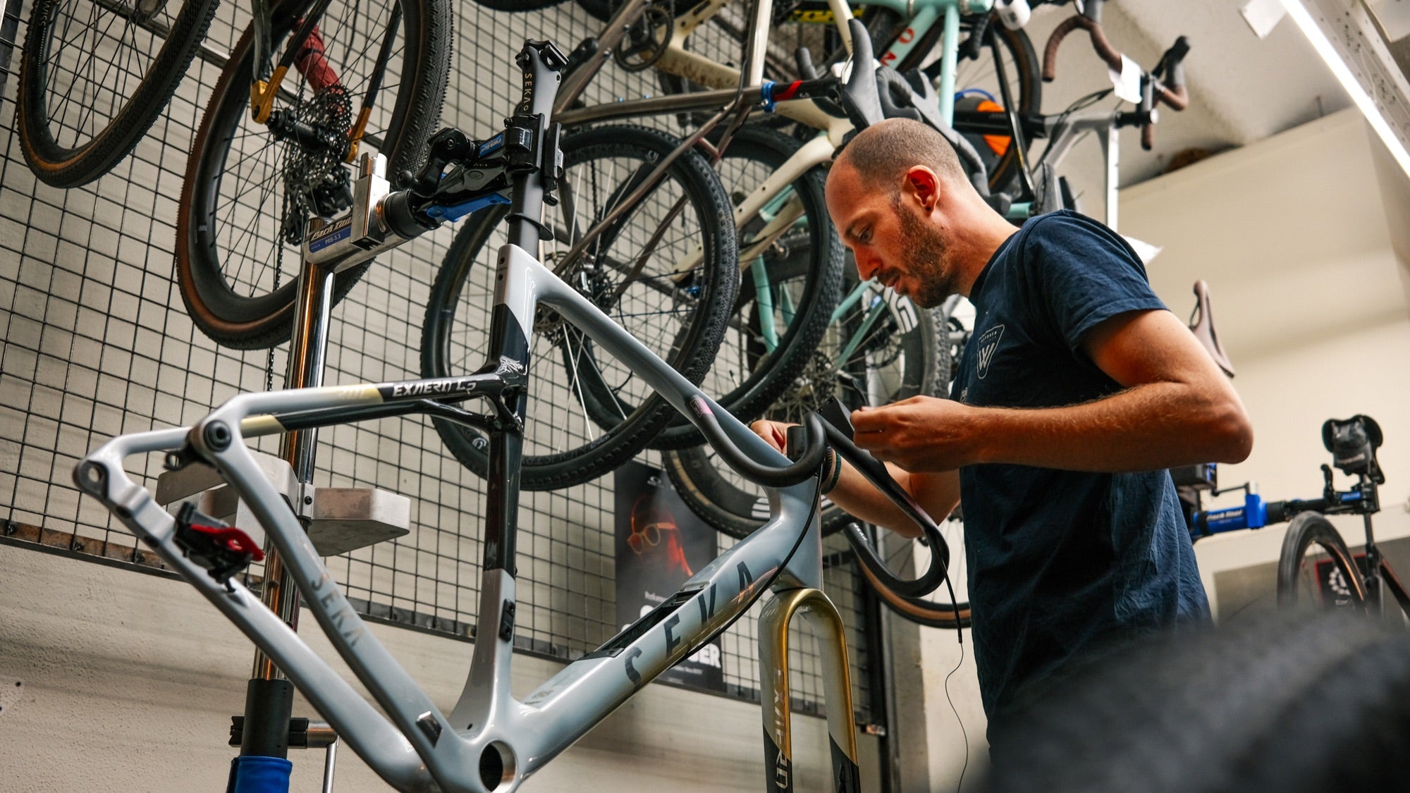 Mecánico de Velodrom trabajando en una bicicleta SEKA en el taller de Barcelona