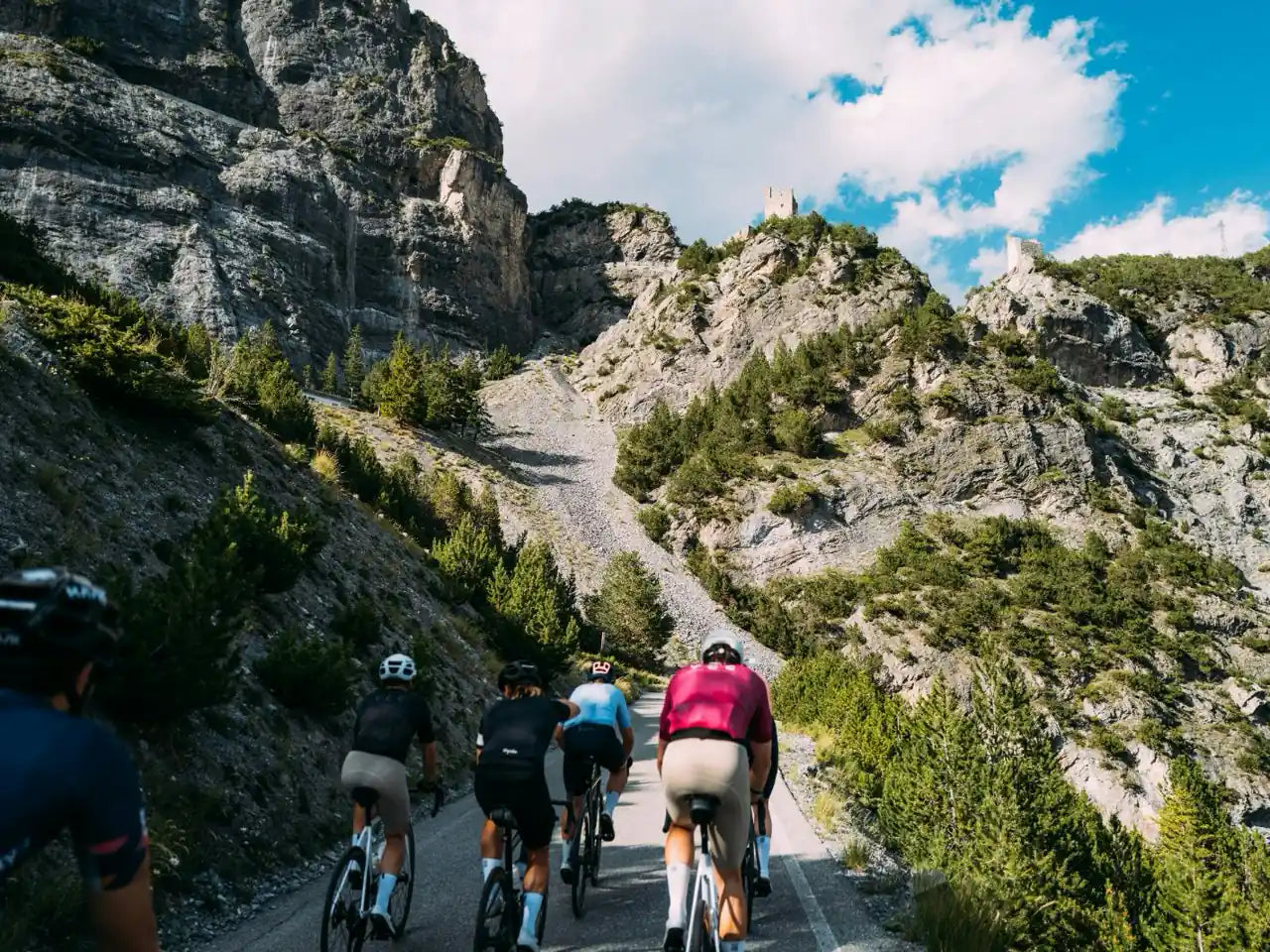 Ciclistes pujant un port rocós de les Dolomites