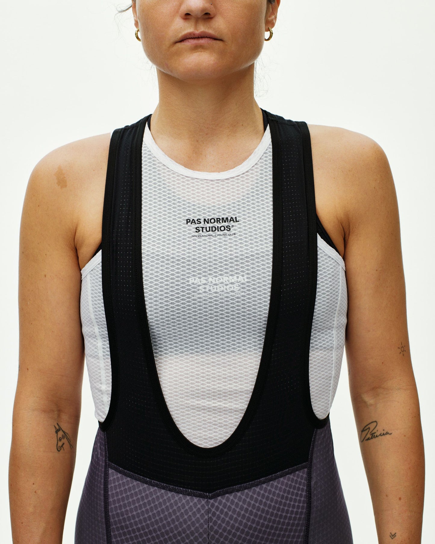 PAS NORMAL STUDIOS Damen Essential Kurze Trägerhose - Iron Grey