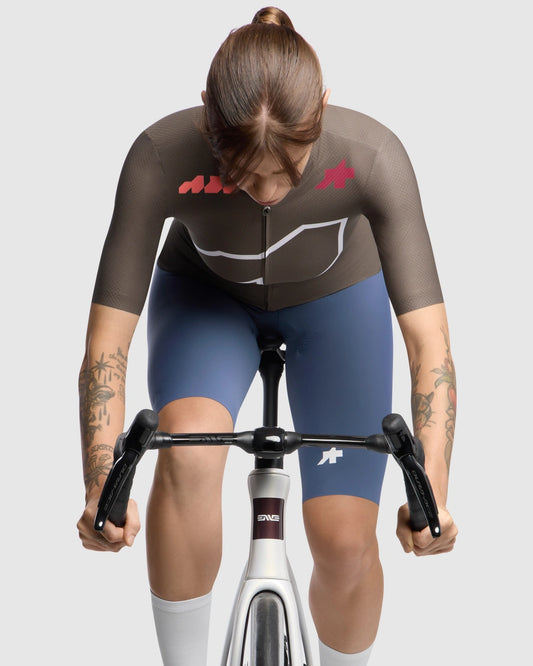 ASSOS Equipe R Dyora Jersey WeAreTheA - Moka Brown