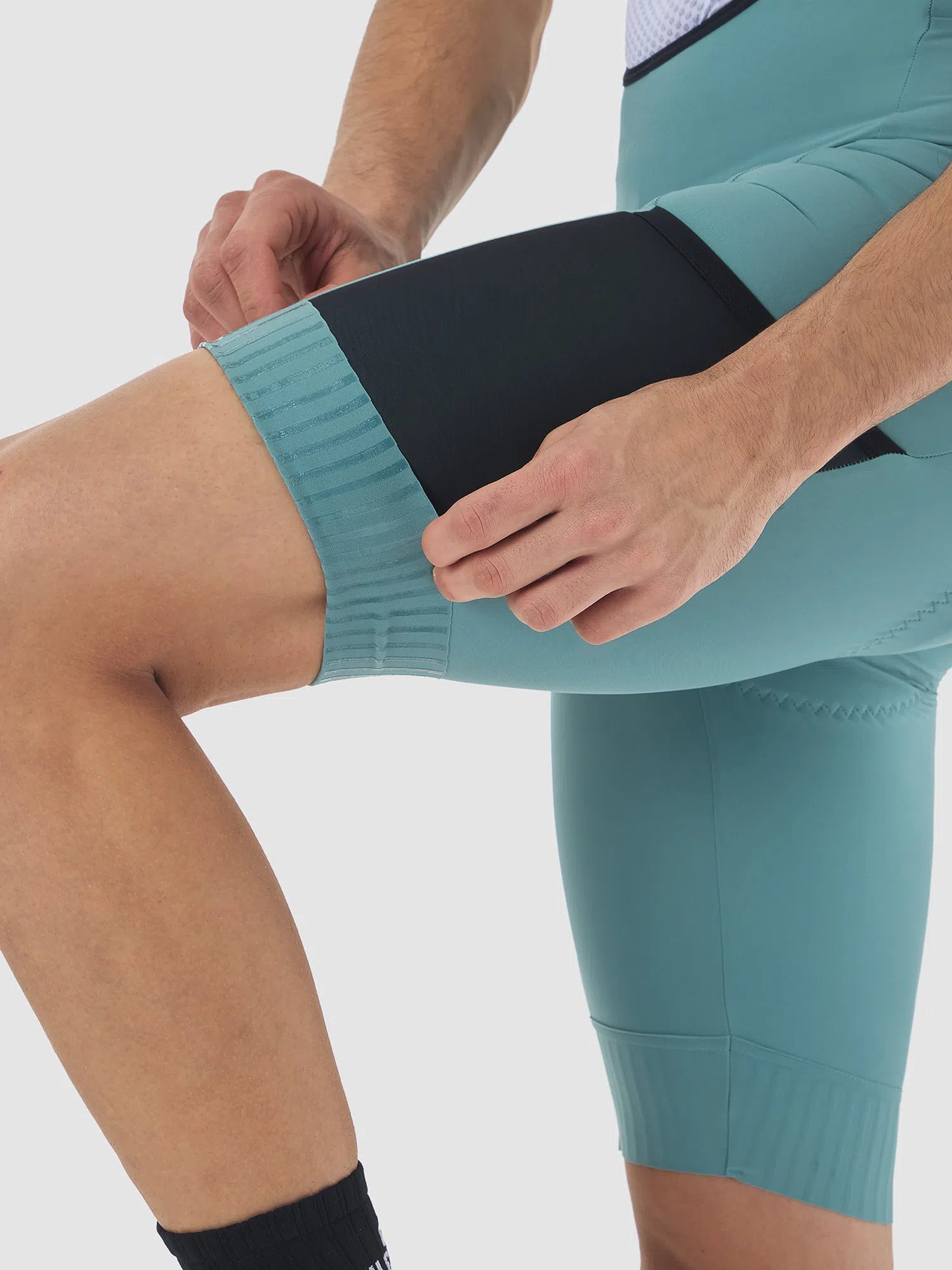 CAFE DU CYCLISTE Eva V2 Outlands Cargo Bib Shorts - Deep Water