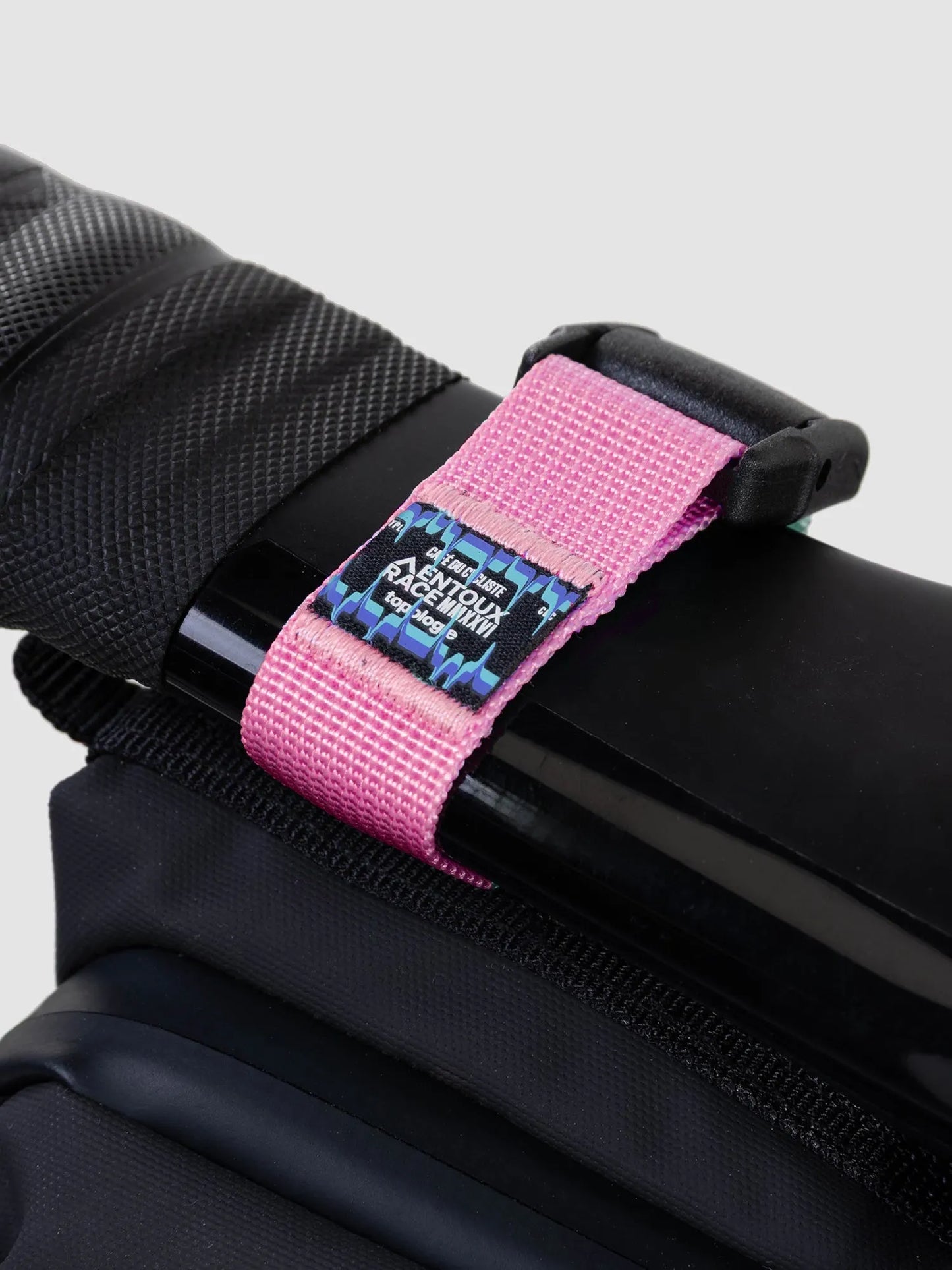 CAFÉ DU CYCLISTE Topologie Medium Bottle Sacoche - Black Fuchsia