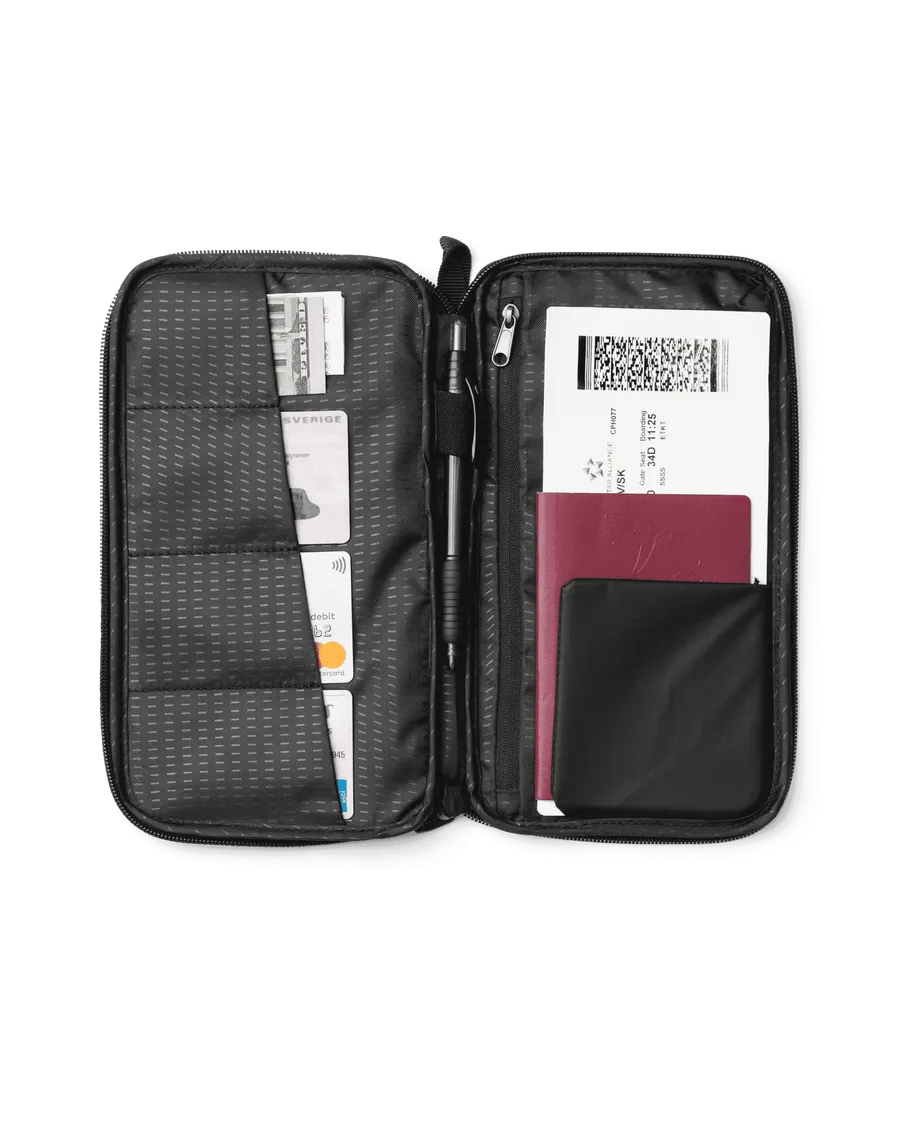 DB JOURNEY Essential Passport Cover - Negro Out