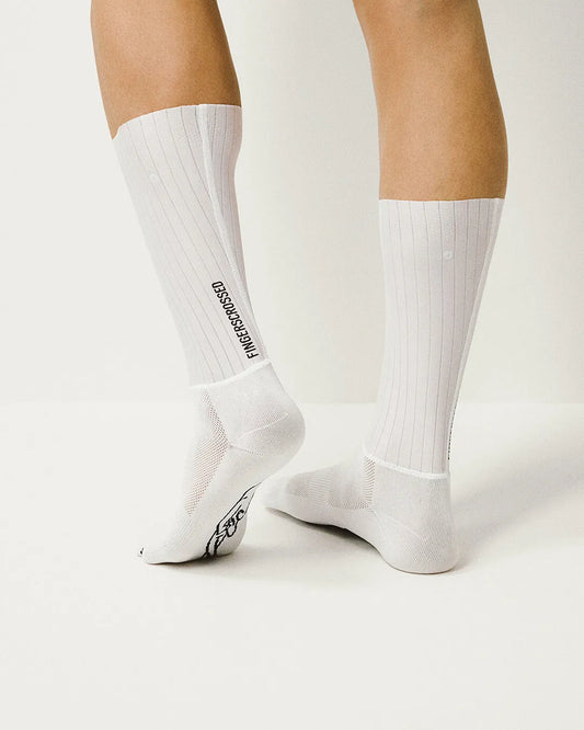FINGERSCROSSED AERO 2.0 LOGO VERTICAL - WHITE