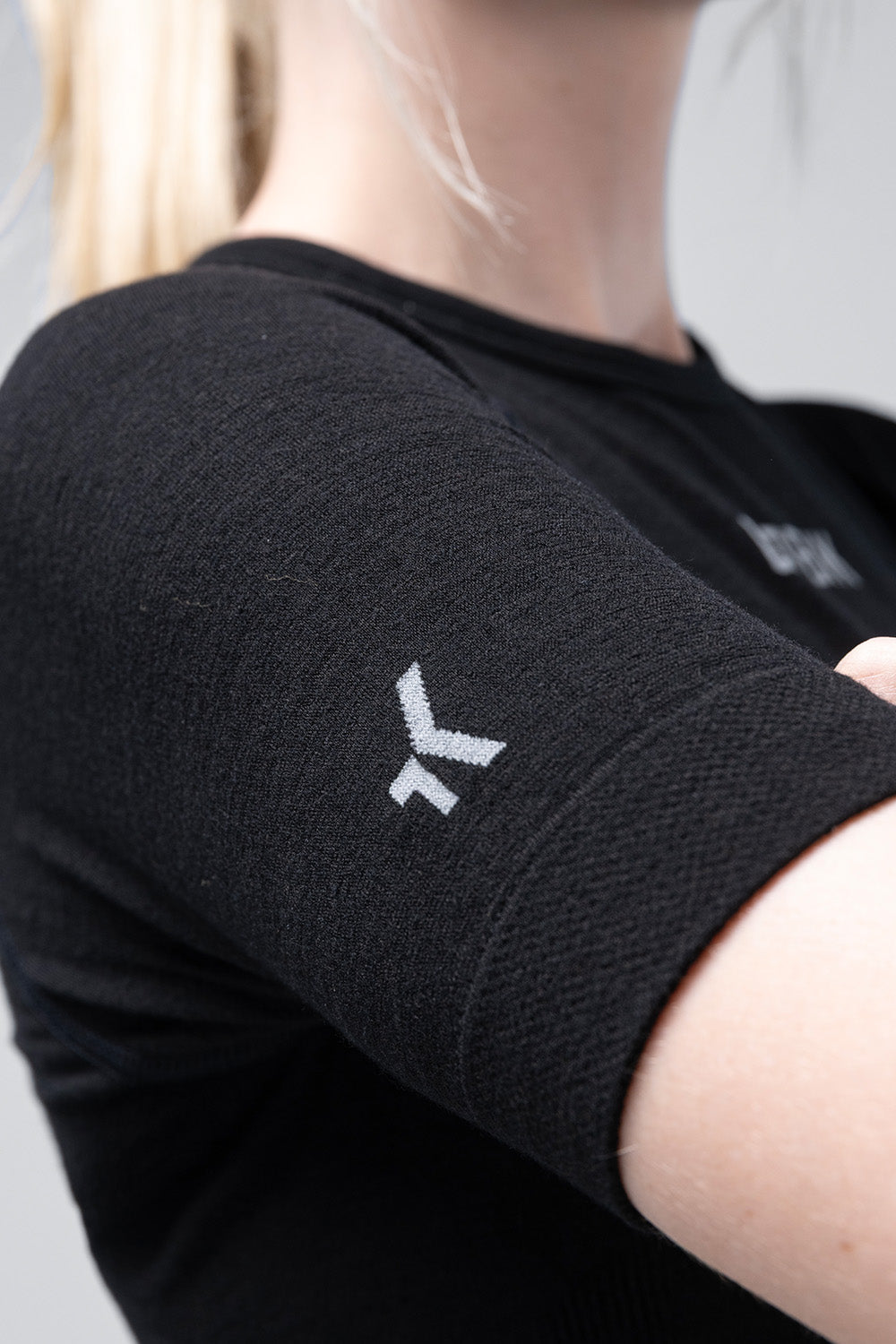 GOBIK WINTER MERINO WOMEN SHORT SLEEVE BASELAYER - COAL