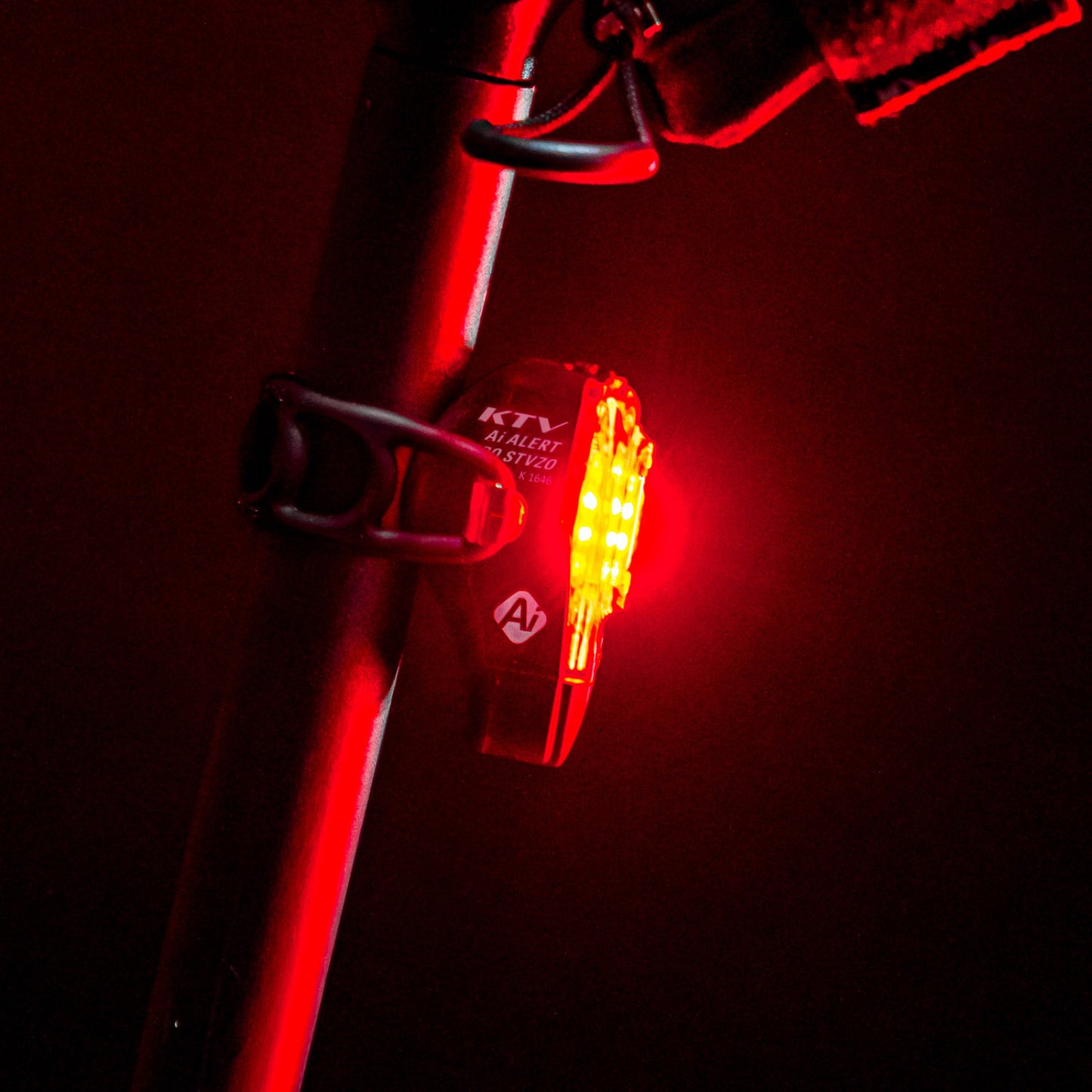 LEZYNE KTV PRO AI ALERT STVZO LIGHT - BLACK/RED