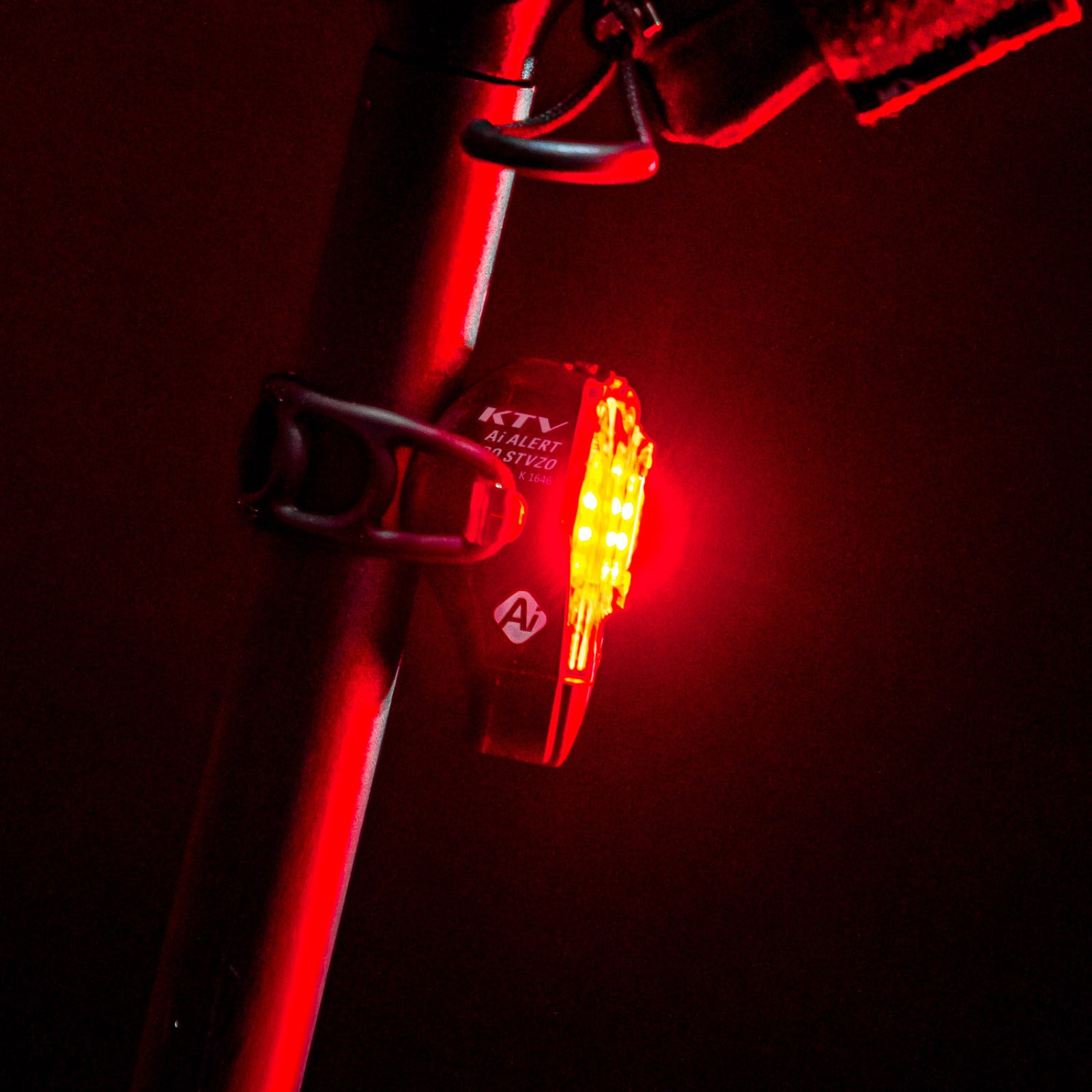 LEZYNE KTV PRO AI ALERT STVZO LIGHT - BLACK/RED