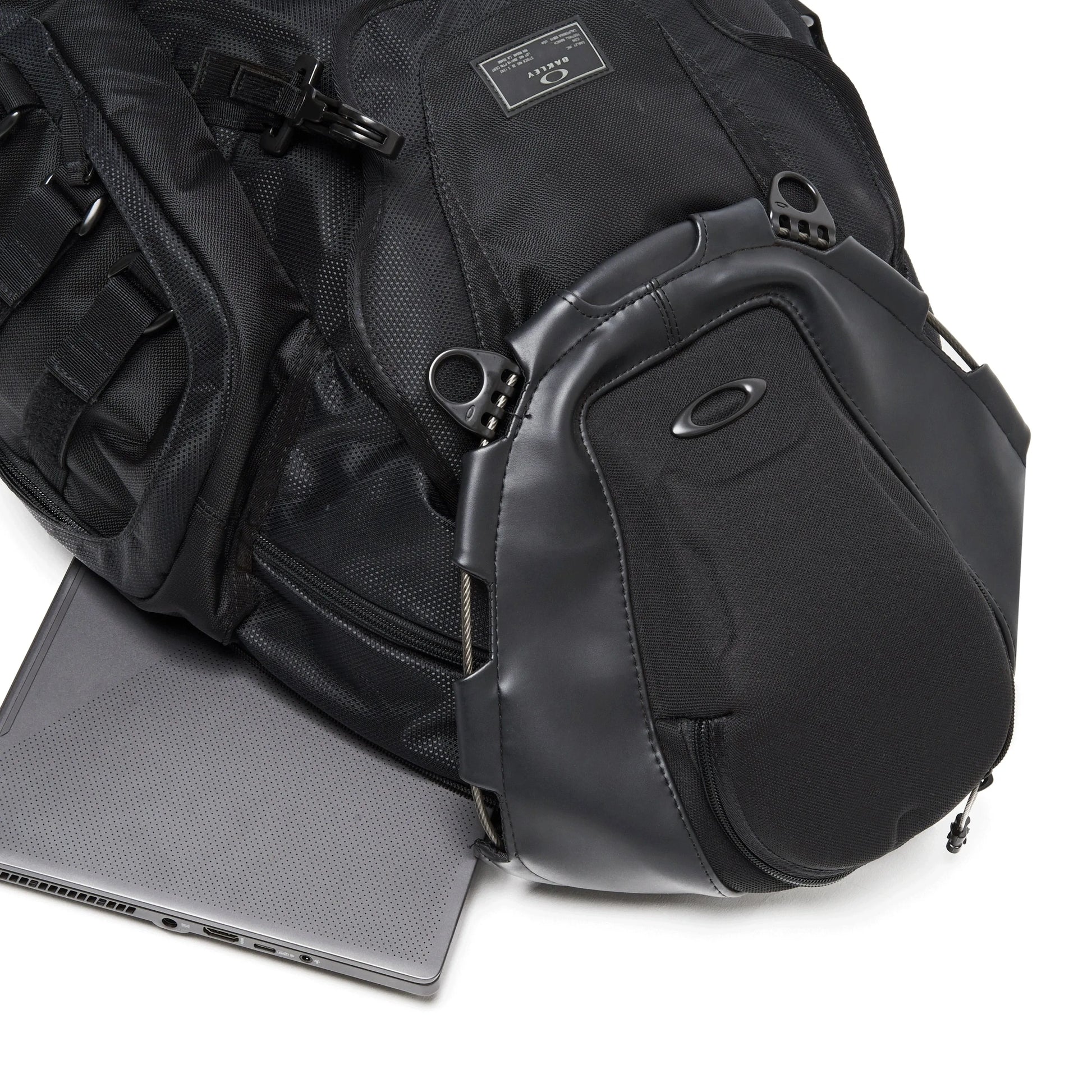 OAKLEY Kitchen Sink Backpack 34L - Stealth Black – Velodrom CC OAKLEY Kitchen Sink Backpack 34L - Stealth Black – Velodrom CC