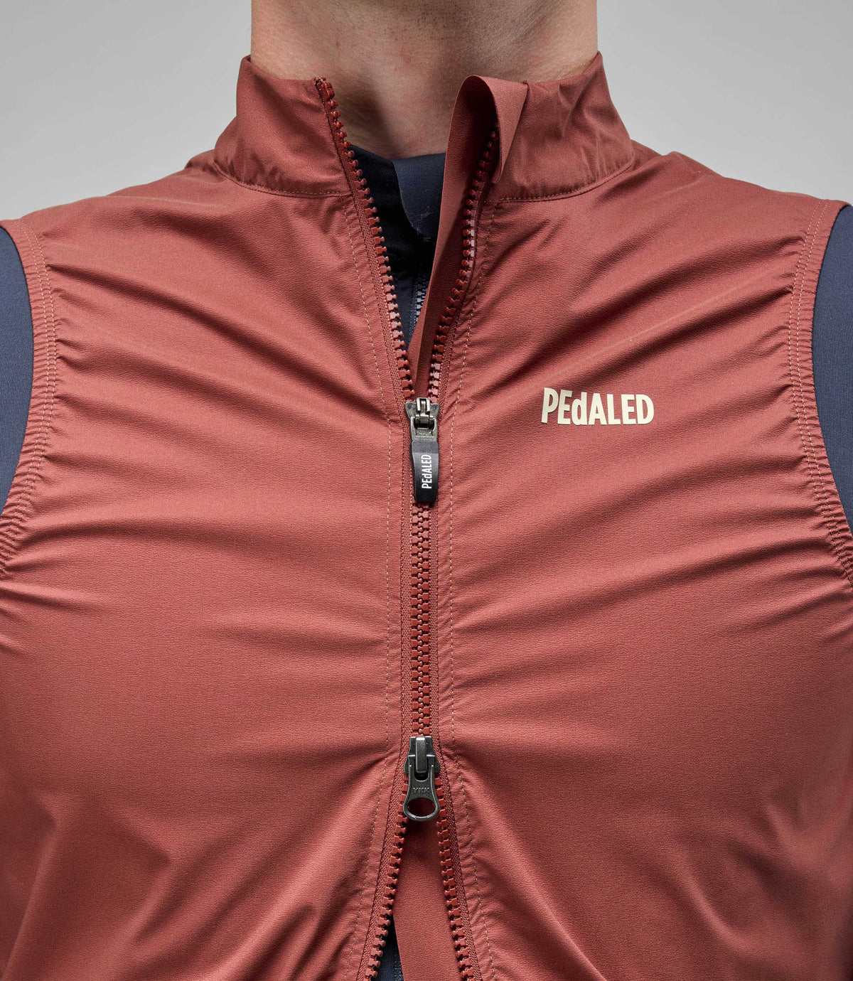 PEDALED ELEMENT WATERPROOF VEST - BORDEAUX
