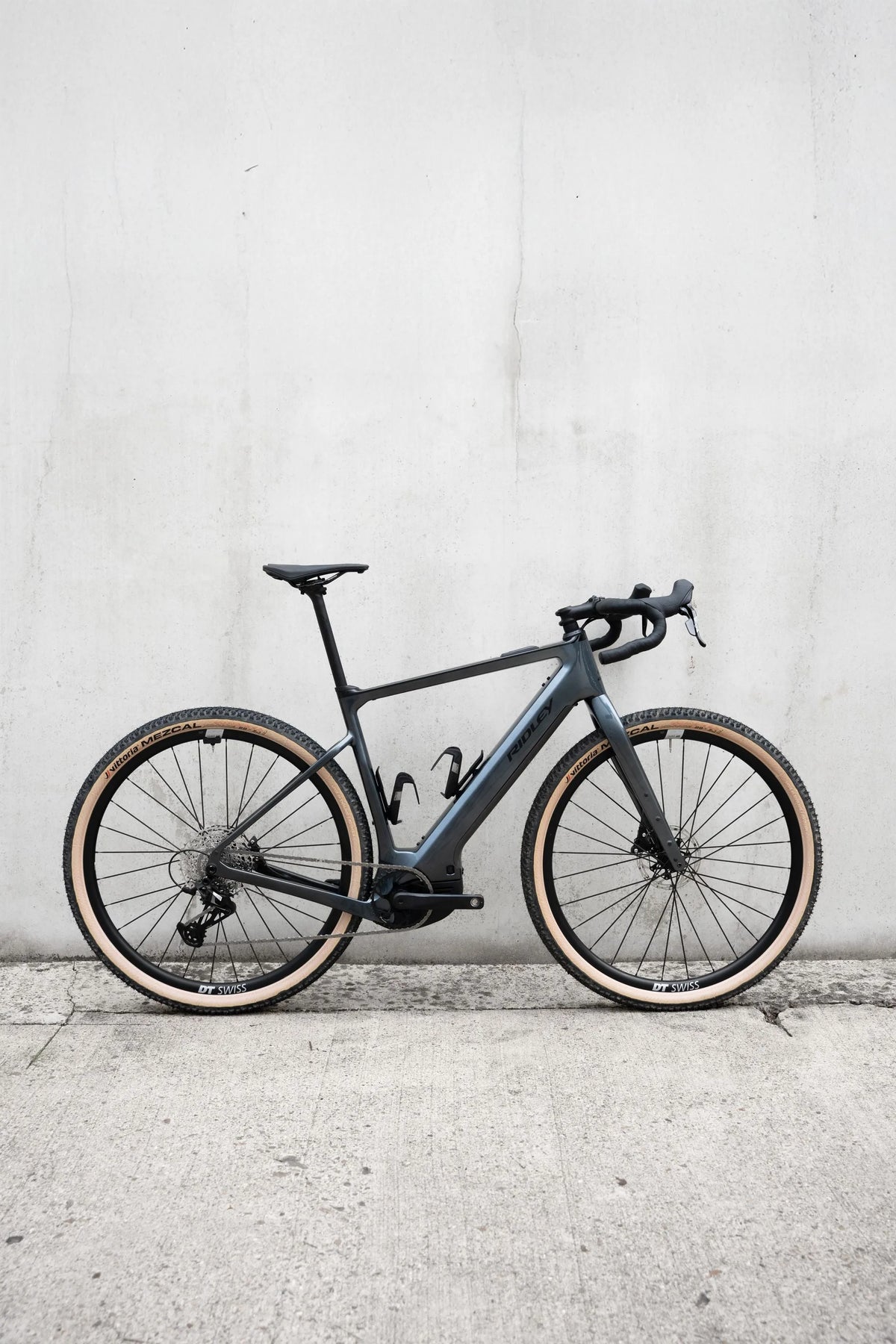 RIDLEY E-Kanzo Adventure Gravel EBike - Anthracite Grey/Black SBIEACRID002