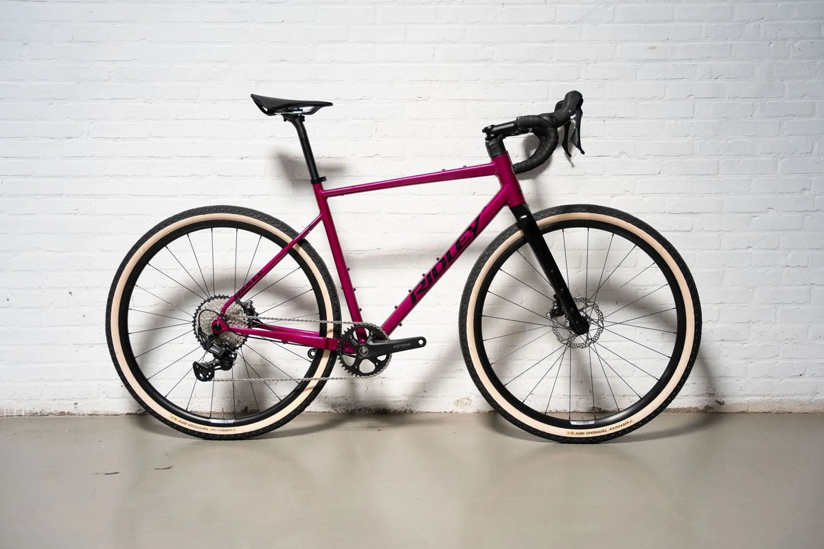 RIDLEY Kanzo Adventure Alu Gravel Bike - Jazzberry Jam/Black SBIKAVRID142