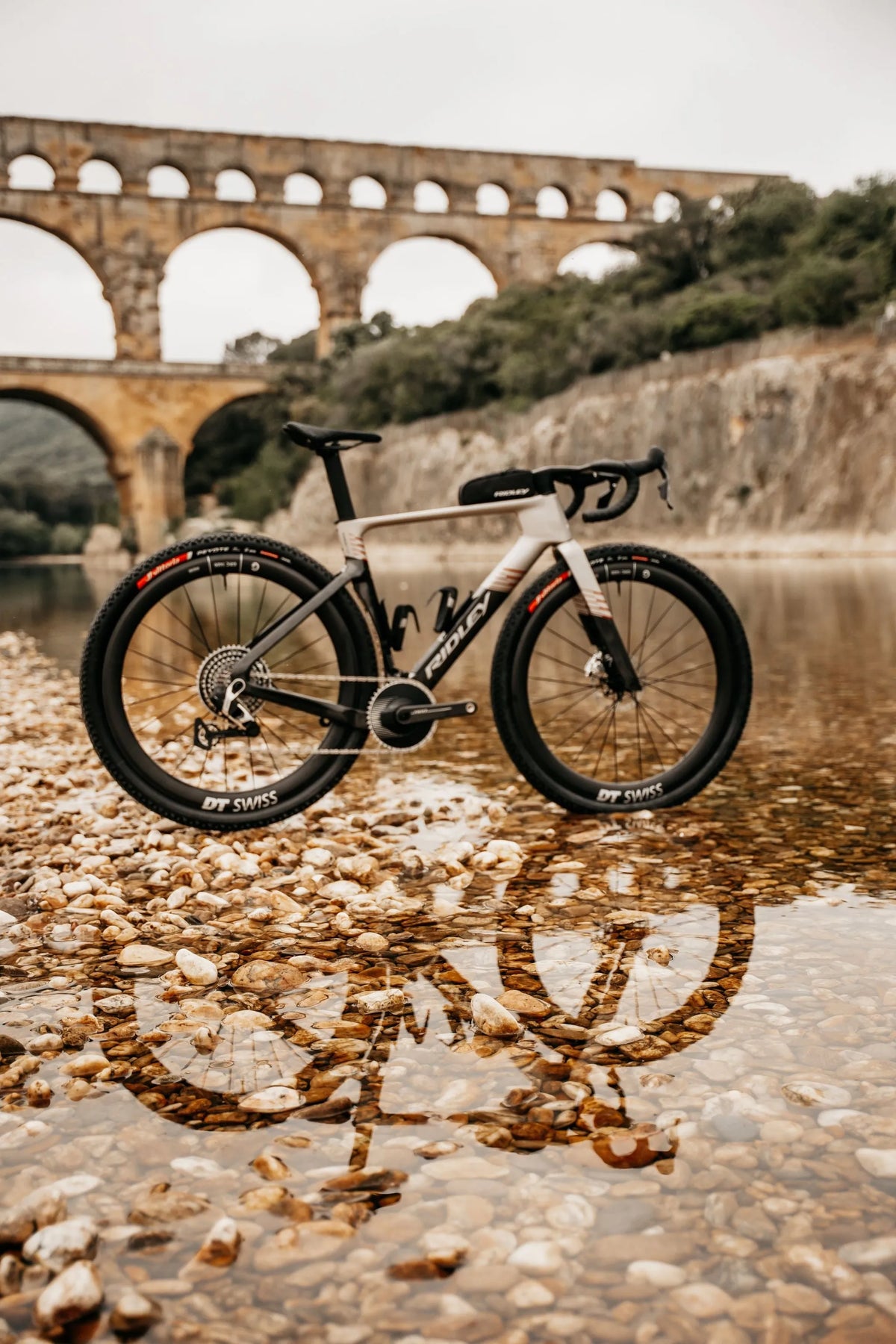 RIDLEY Kanzo Fast 2.0 Gravel Bike - Autumn Grey/Candy Red SBIKF2RID015