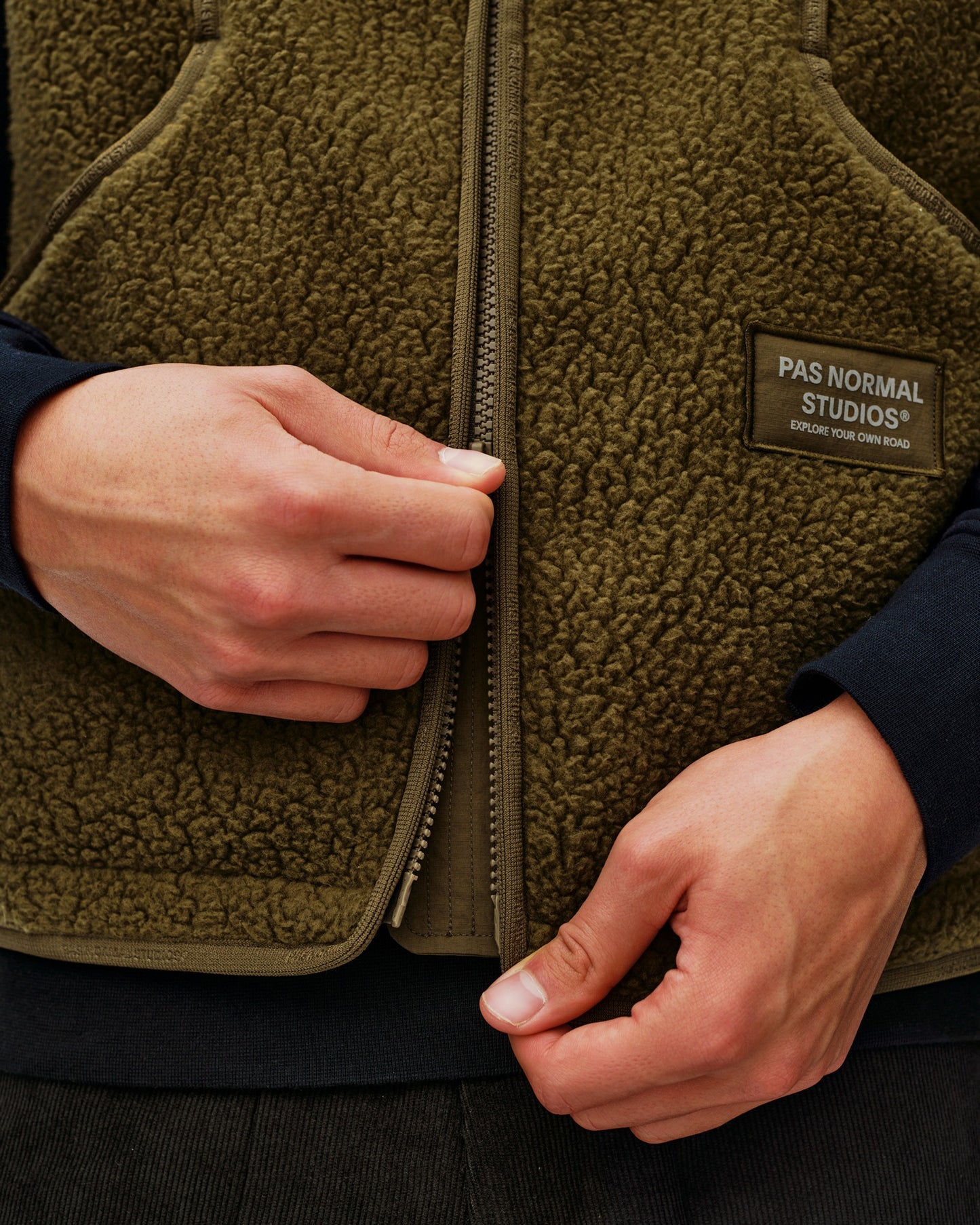 PAS NORMAL STUDIOS Off Race Pile Fleece Chaleco de ciclisme - Deep Olive