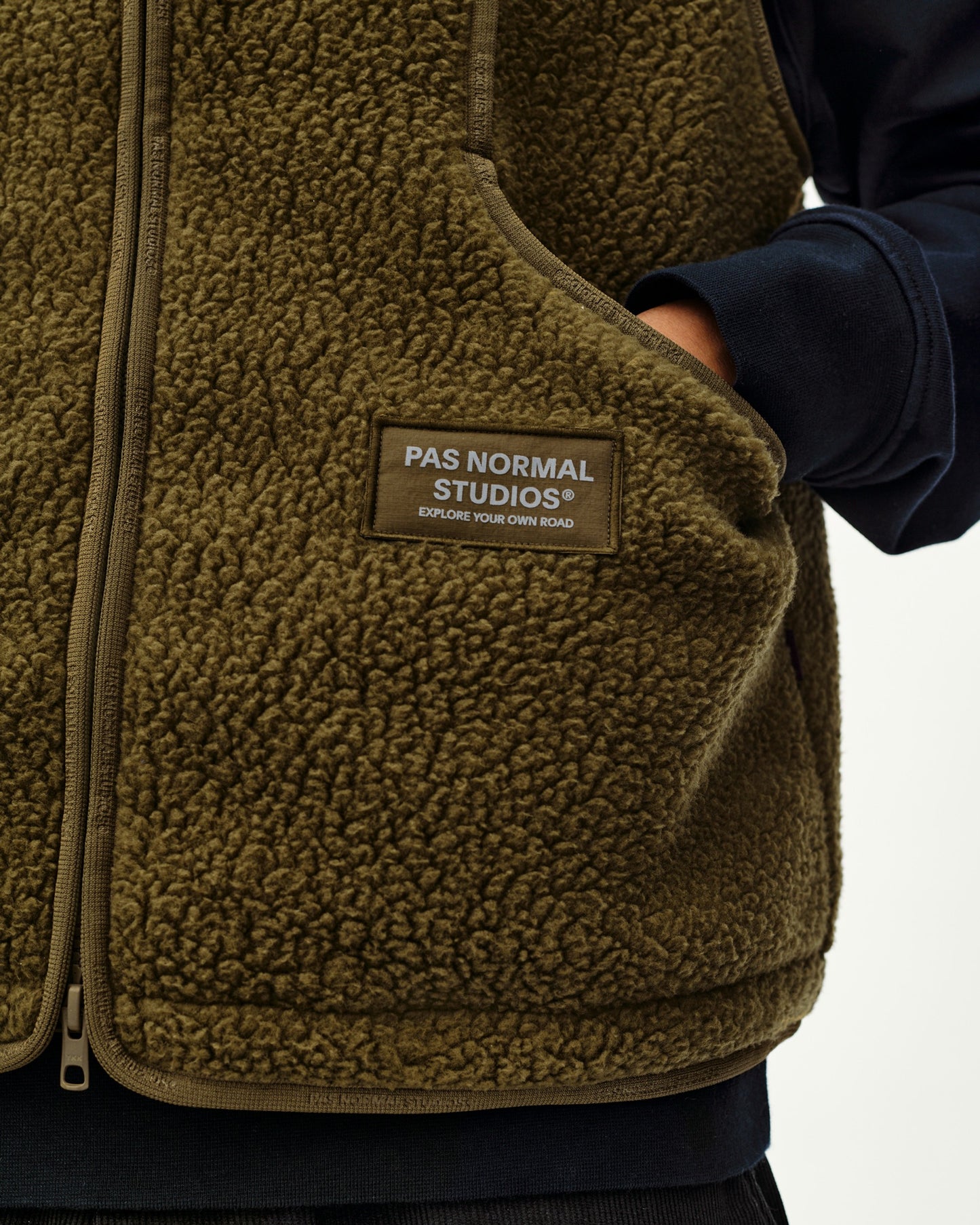 PAS NORMAL STUDIOS Off Race Pile Fleece Chaleco de ciclisme - Deep Olive