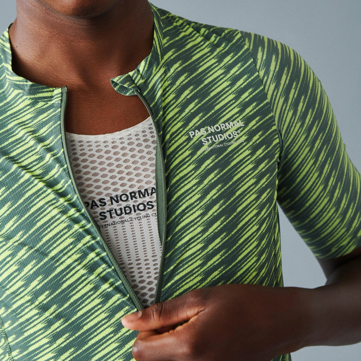 PAS NORMAL STUDIOS Solitude Jersey SS24 - Dark Moss/Lime Green PAS NORMAL STUDIOS Solitude Jersey SS24 - Dark Moss/Lime Green