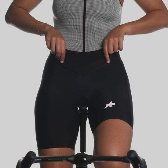 ASSOS UMA GT W Half Shorts Short Black product video