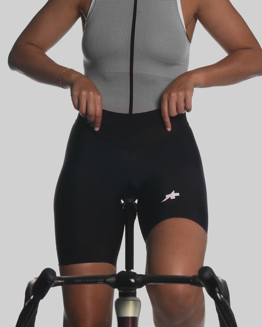 ASSOS UMA GT W Half Shorts Short Black product video