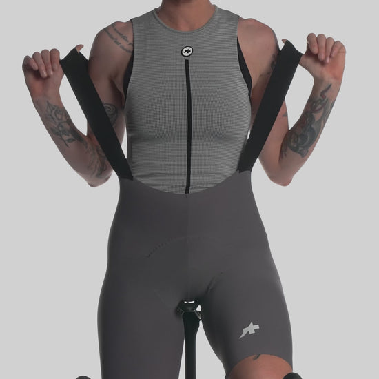 ASSOS Dyora R Bib Shorts Grey product video