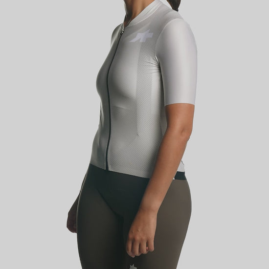 ASSOS UMA GT Jersey EVO Beige product video