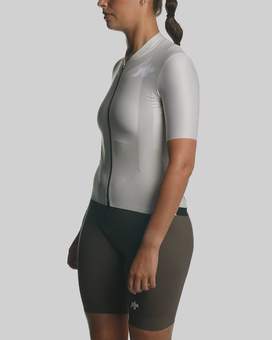 ASSOS UMA GT Jersey EVO Beige product video