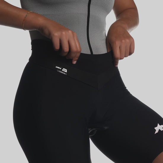 ASSOS UMA GT W Half Shorts Long Black product video
