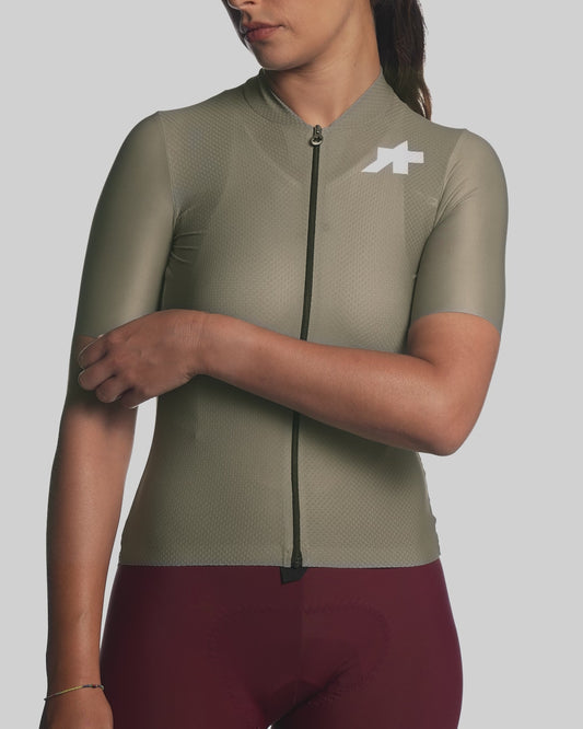 ASSOS UMA GT Jersey EVO Green product video