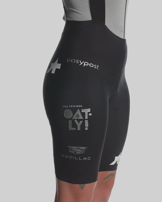 ASSOS Dyora R Bib Shorts S11 EF Black product video