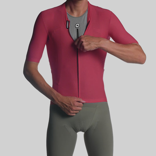 ASSOS Equipe R Jersey Deadly Berry product video
