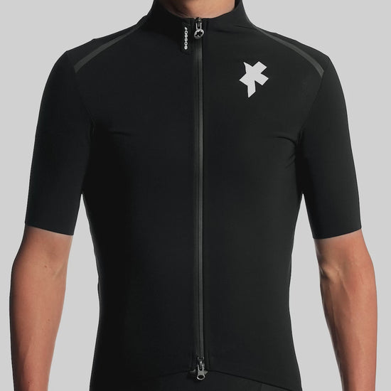 ASSOS Equipe R Thermo Rain Jersey Black product video
