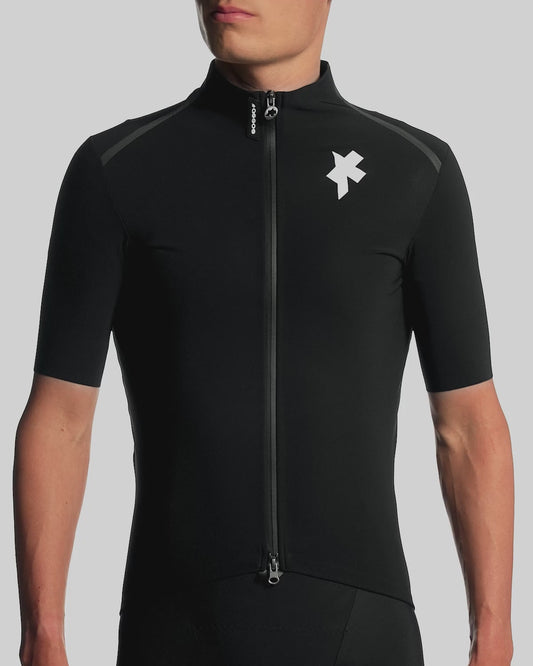 ASSOS Equipe R Thermo Rain Jersey Black product video