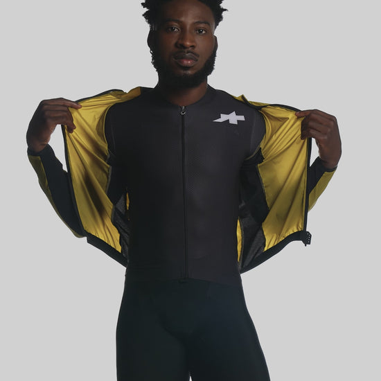 ASSOS Mille GT Wind Jacket Yellow product video