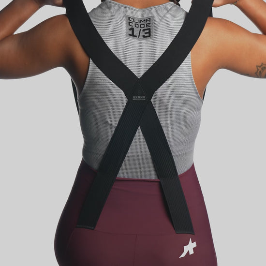 ASSOS Uma GT Bib Shorts Burgundy Red product video