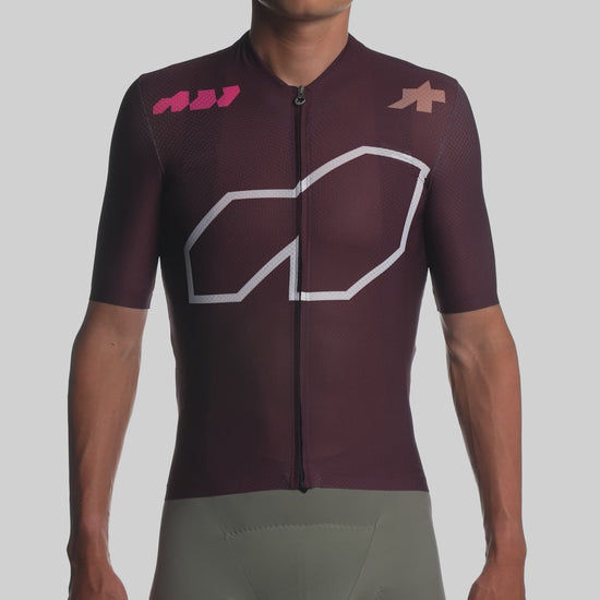 ASSOS Equipe R WeAreTheA Panic Red product video