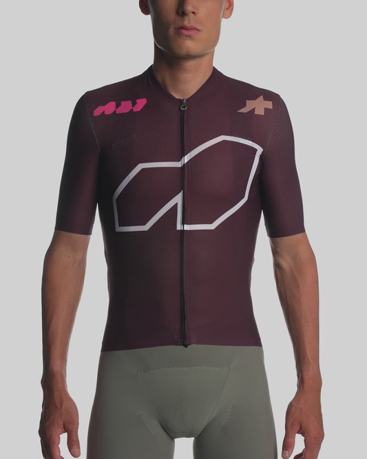 ASSOS Equipe R WeAreTheA Panic Red product video