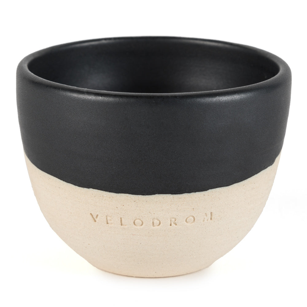 VELODROM Kaffeebecher Handgefertigt x Pell Ceramica - Schwarz glasiert und unbeschichtet 