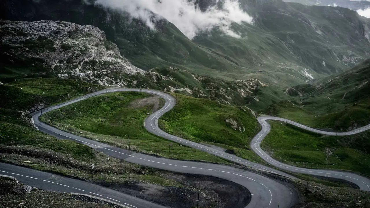 Alpine hårnålesving, der forsvinder i skyerne