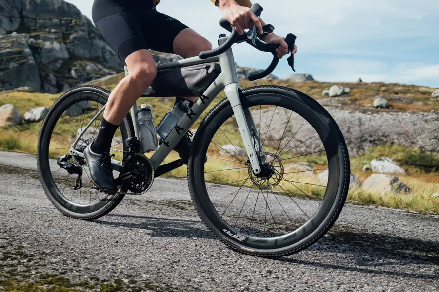 

Ciclista con una Fara en una carretera de montaña cerca de Lysebotn, Noruega