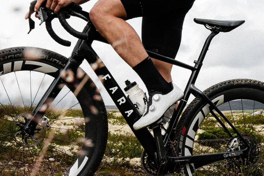 

Detalle de un ciclista con una Fara Gr4 cruzando el altiplano noruego