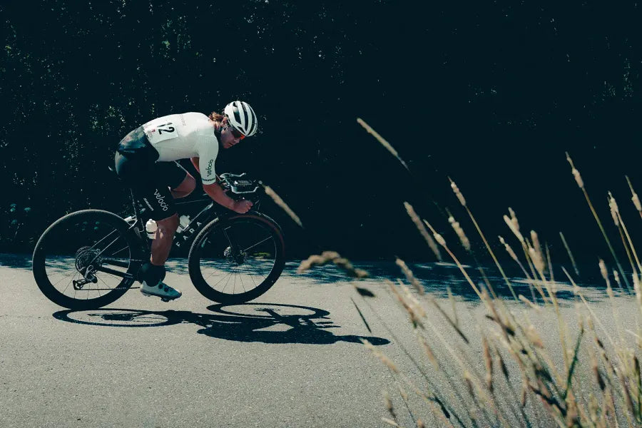 

Ciclista a toda velocidad en una curva de carretera con una Fara
