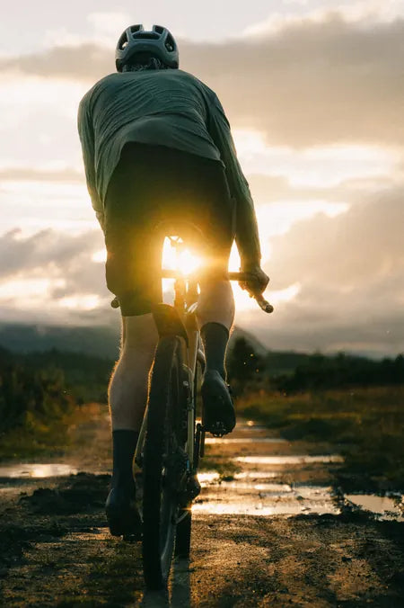 Rider on a Fara Gr4 on a gravel road in the Norwegian mountains