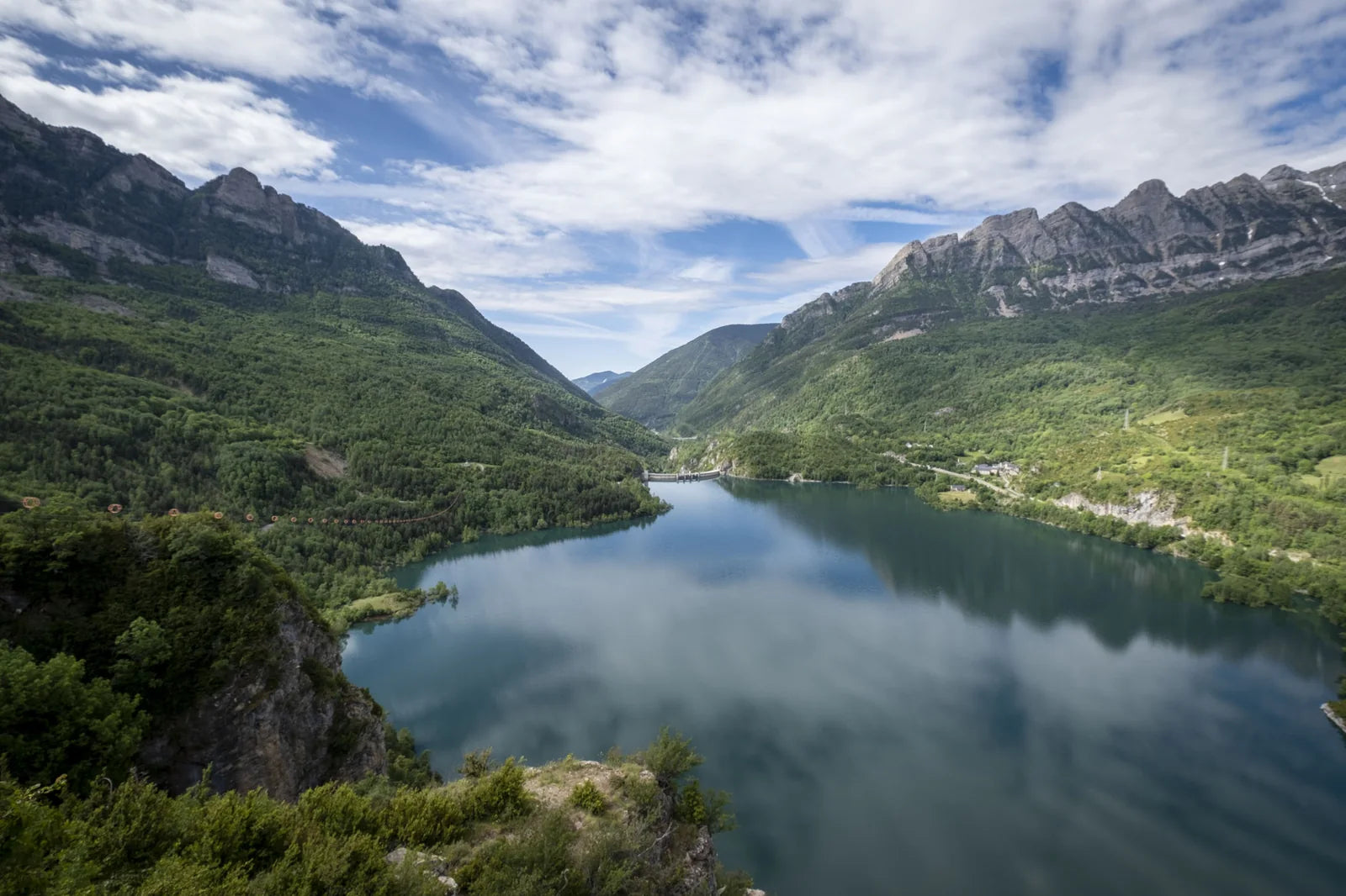 Lac des Gloriettes-reservoiret omgivet af klipper