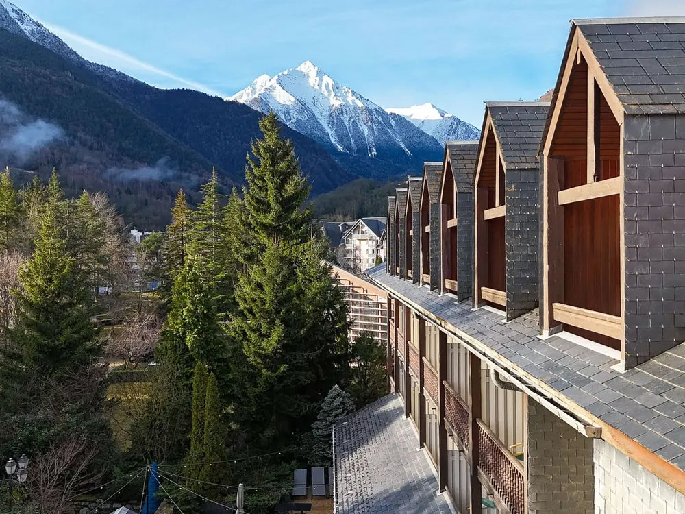 Mercure Saint-Lary med udsigt til bjergene over landsbyen