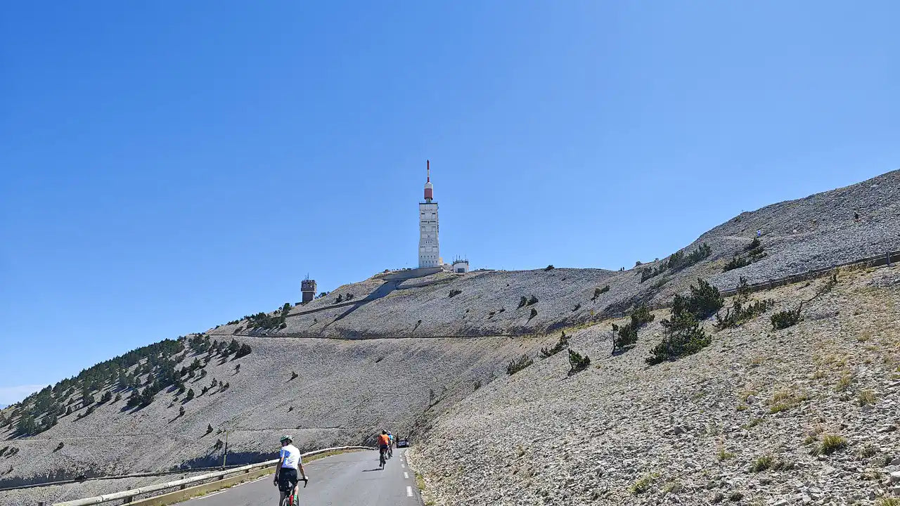 Cyklister på de sidste kilometer af Mont Ventoux