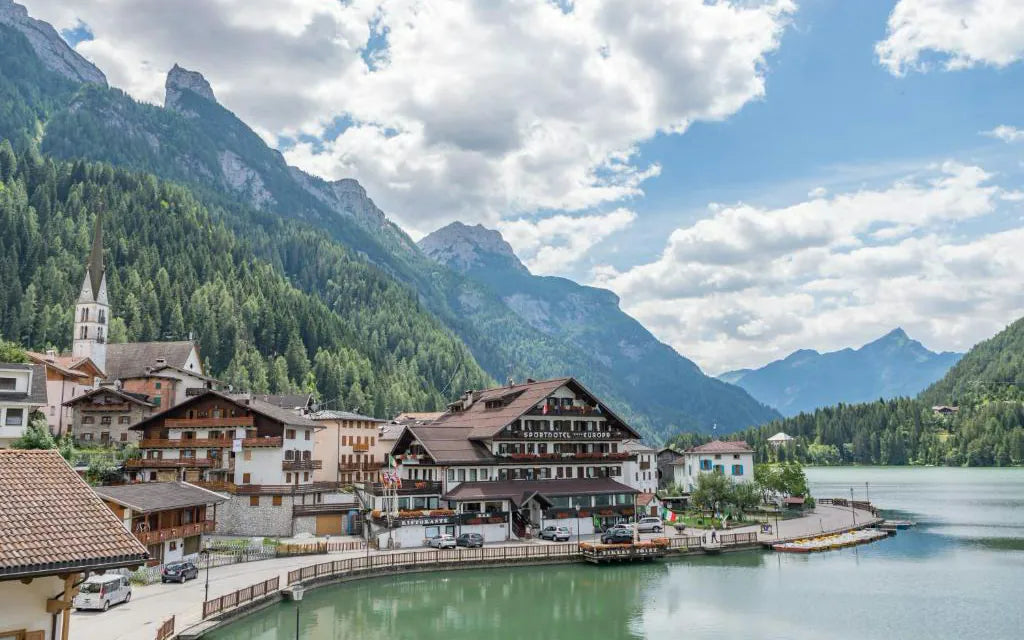 Alleghe i el seu llac sota les Dolomites