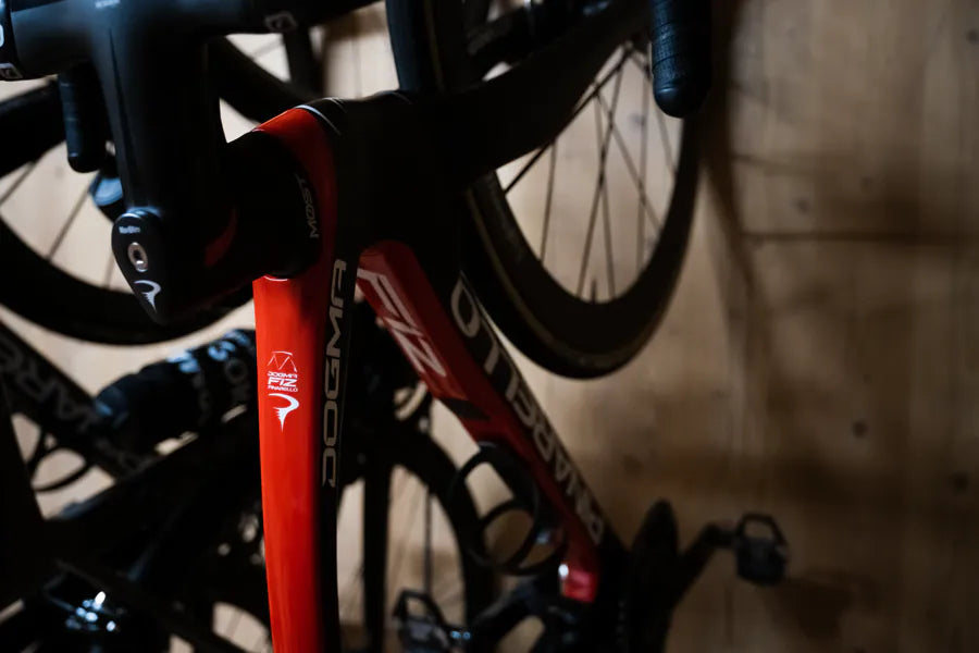 Primer pla d'una bici de carretera vermella