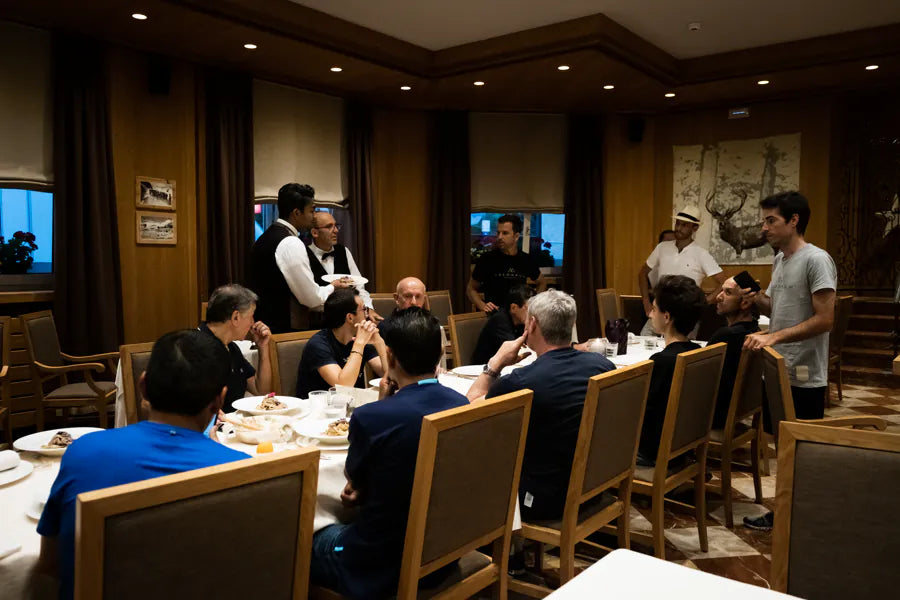 El grup sopant al voltant d'una taula llarga de l'hotel